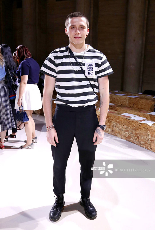 布鲁克林O型腿严重致身高成迷，妹妹小七可要负责到底