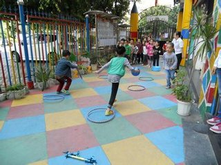 幼儿园小兔子运球,中班户外游戏轮胎运球教案