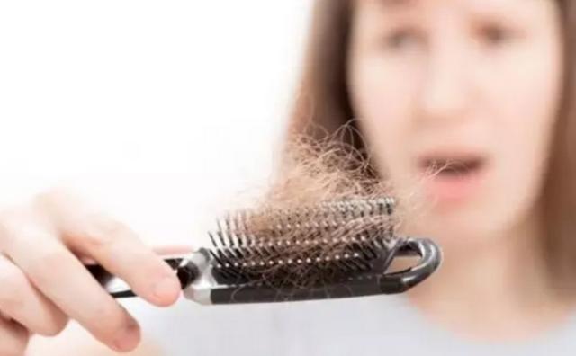 产后脱发掉发严重怎么补救啊,宝妈产后脱发严重视频