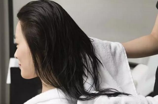 产后脱发掉发严重怎么补救啊,宝妈产后脱发严重视频