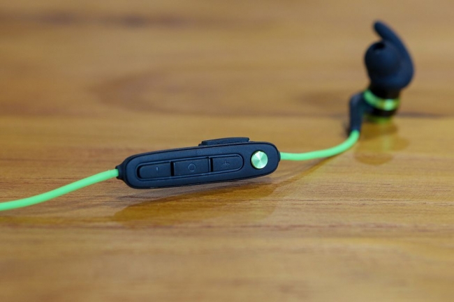 1moreiBfreePlus试玩:经典升级,让iPhone支持高清蓝牙音质