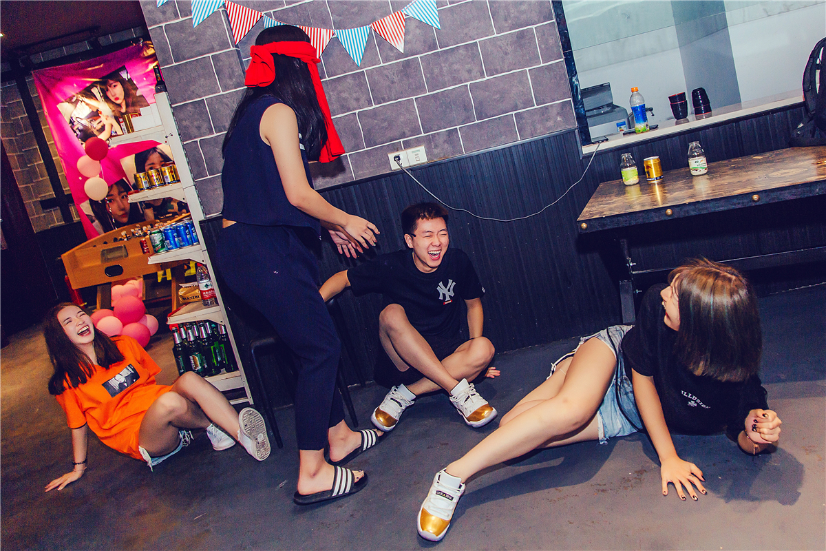 过年了该和朋友聚会了,马上就过年了心里特别难过