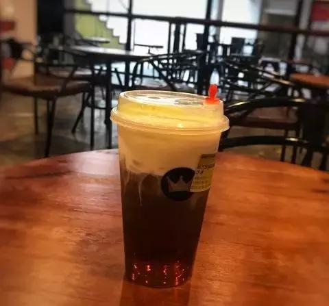 广州奶茶店被挤爆,奶茶店被挤爆