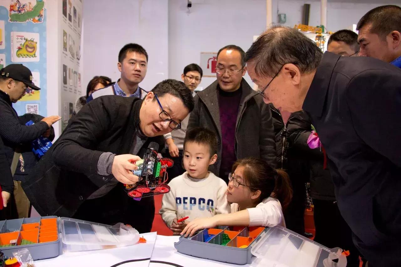 全国首套《机器人创客通用教材》新书发布会顺利举行