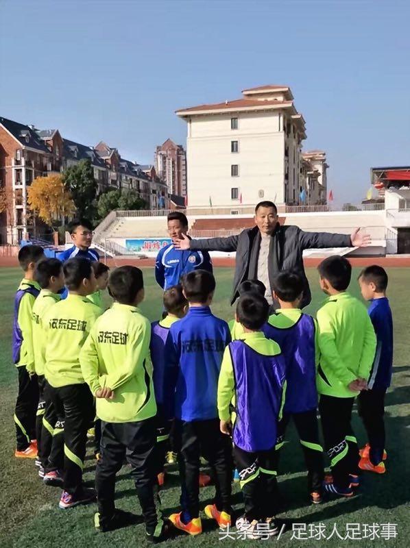 梅西被对手铲球被污蔑,国脚质疑梅西