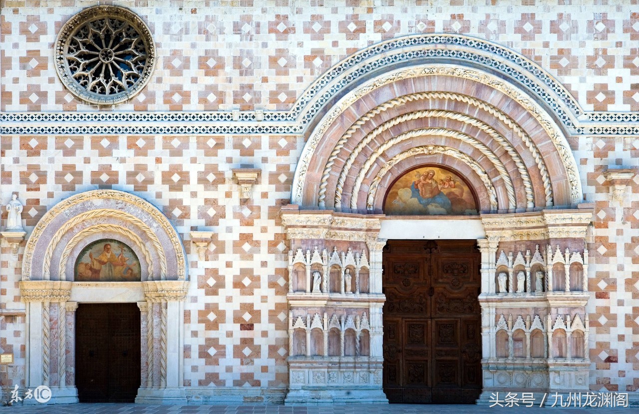 「你以为很酷,但实际上它影响你」大门宜避让邻门,忌与电梯门相对