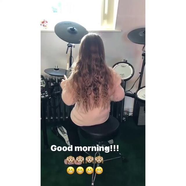 小七萌出新高度！6岁的小胖妞读童话故事，骑马撒欢讨人喜欢