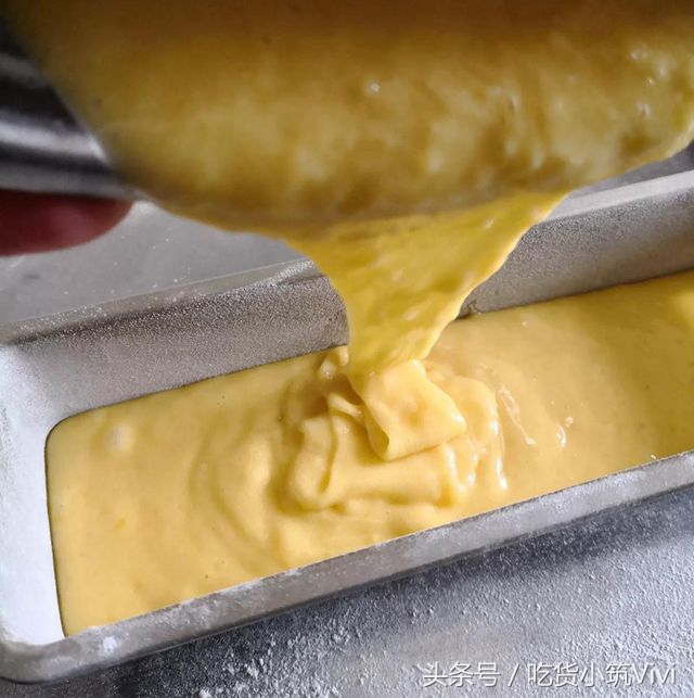 蛋糕冷却脱模正确方法,戚风蛋糕脱模粘模具怎么办