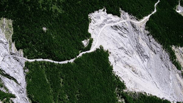 一个恐高的人,高空作业20多年,舍命拍出了最美纪录片