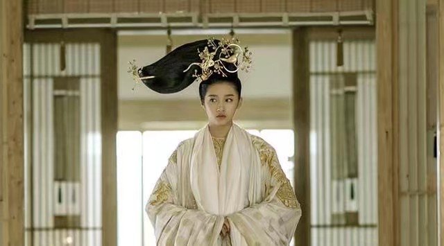 可怜！鹿晗小女友躲过缝纫机造型的吐槽，却没躲过这个致命细节