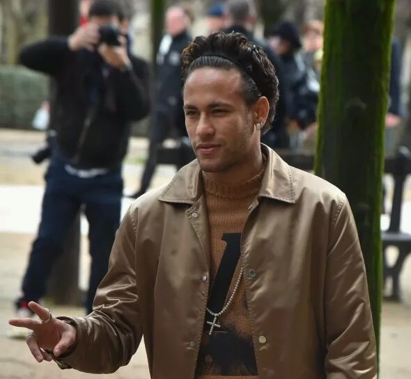 巴黎内马尔首秀,内马尔登陆巴黎穿西装