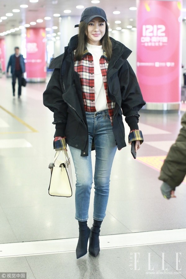 冬天加厚黑色牛仔裤,女生冬天穿黑色牛仔裤配过膝靴