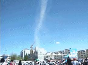 龙卷风把人吹飞的小朋友,龙卷风把老师卷上天