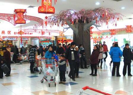 妈妈在人声鼎沸的商场蹲下身给儿子系鞋带时,看到了惊人的画面!