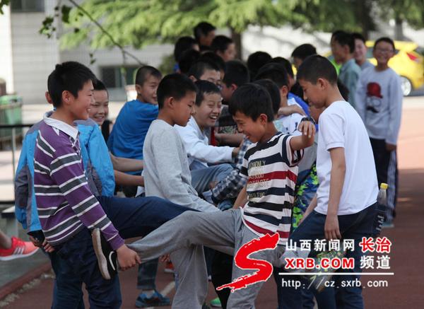 小学足球公开课热身活动,足球公开课放松活动