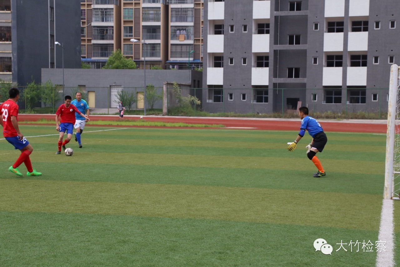 第35期图说：检察官“男神”----足球场上的英姿