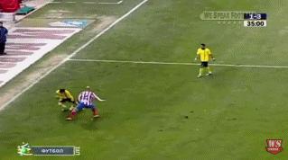 19岁的梅西给足坛带来的震撼,梅西的高光时刻人缝1v3无解过人