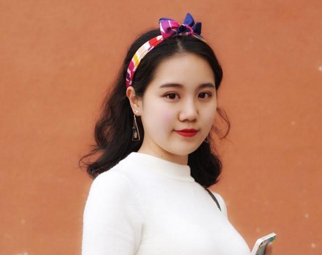 自然卷头发怎样变直,头发多又蓬松适合哪种卷发发型