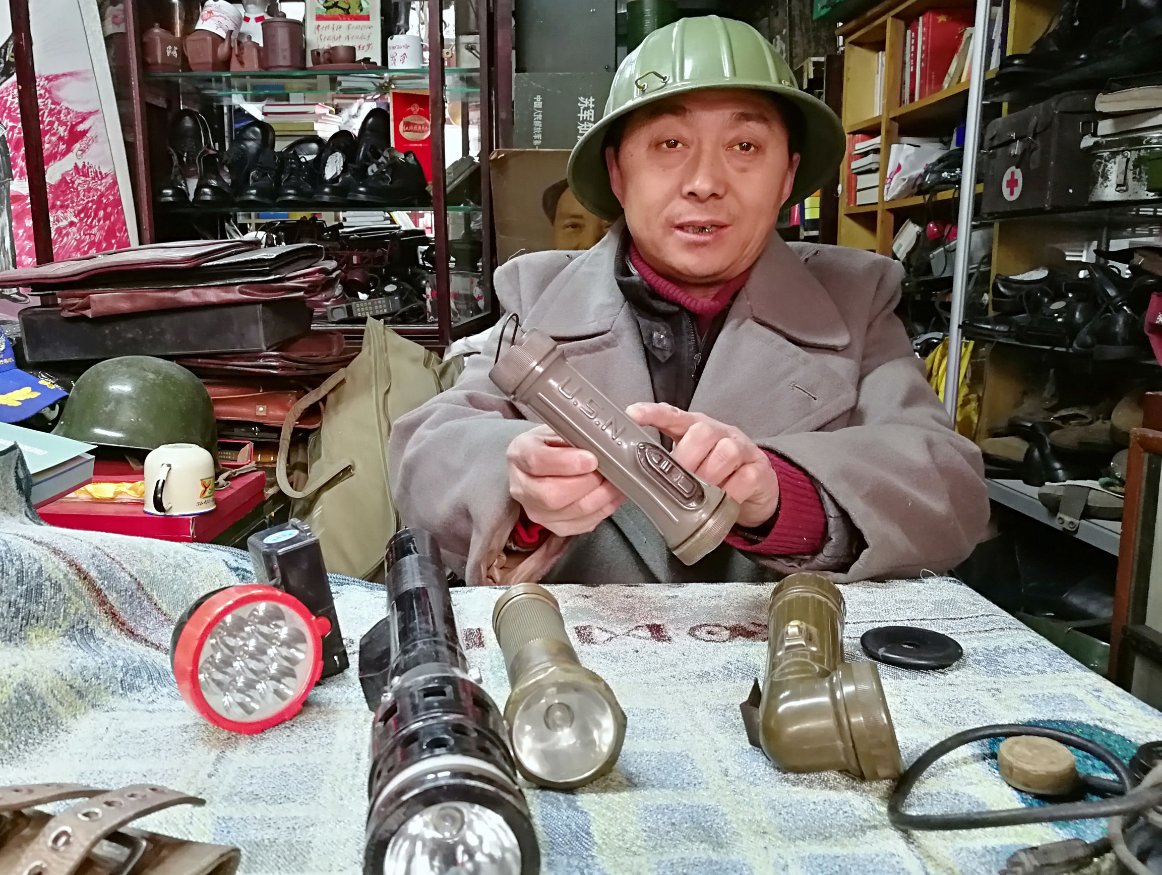 第一代手电筒图片,三大公认最好的手摇式手电筒