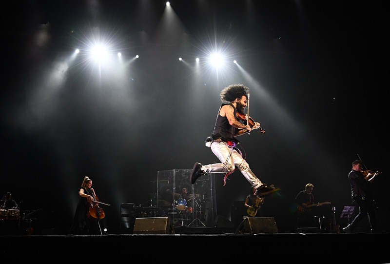 组图“琴魔”艾拉马立肯疯狂炫酷拉！拉！拉！跑跳跪走样样有