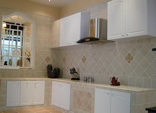 瓷砖橱柜和整体橱柜对比,多层实木橱柜和瓷砖橱柜哪个好