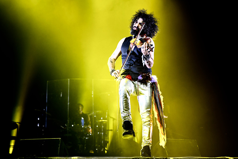 组图“琴魔”艾拉马立肯疯狂炫酷拉！拉！拉！跑跳跪走样样有