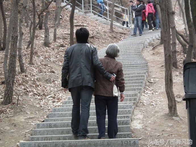 72岁老母亲，不知道该把祖传的古董传给儿子，还是女儿