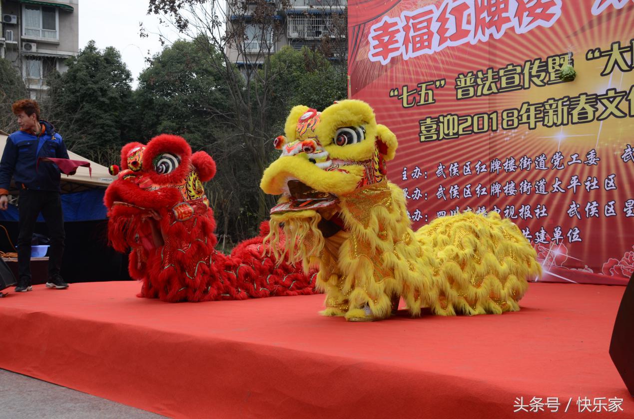 温暖来袭！鑫佰利装饰携年货为社区居民送关怀