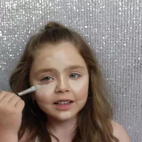 儿童一步一步教你学化妆,小孩一步一步教你学化妆