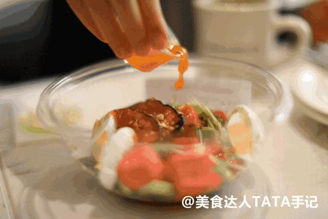 一不留神就掉进坑里,一不留神就会掉进一个大坑