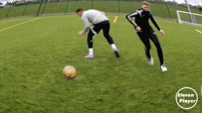 足球教程教你如何穿裆戏耍对手,足球防人时怎么防穿裆