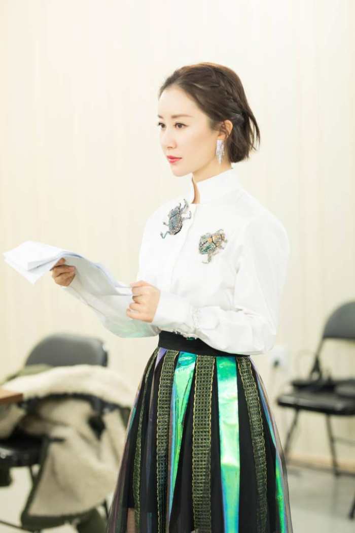 舒畅演员的诞生蓝色外套,舒畅白色镂空礼服