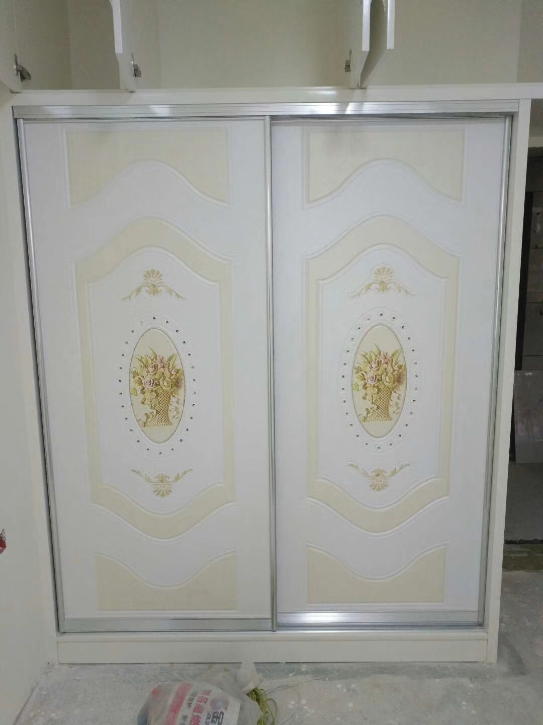 卧室衣柜推拉门和平开门谁更实惠,衣柜推拉门用什么材质好用又实惠