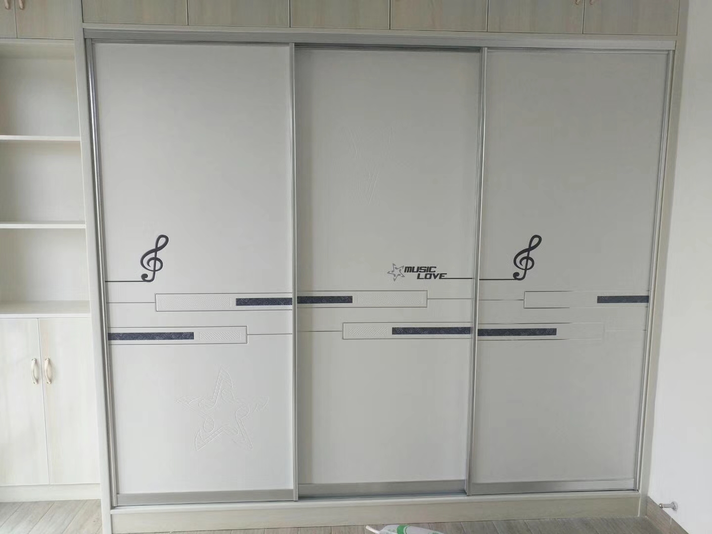 卧室衣柜推拉门和平开门谁更实惠,衣柜推拉门用什么材质好用又实惠