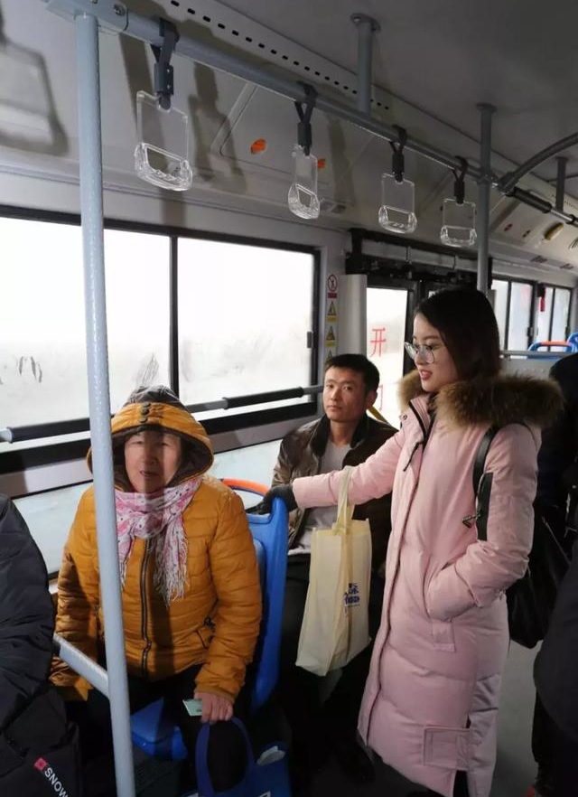 最新小型纯电动公交车,新能源电动公交车起步平顺