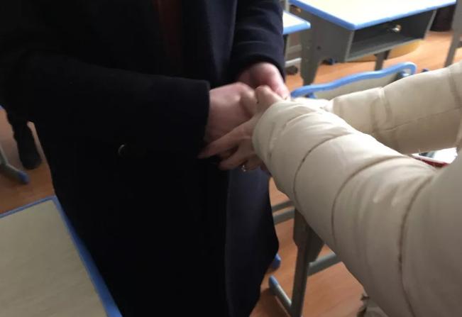 龙山学校打架事件,龙山小学家长杀人案最后开庭结果