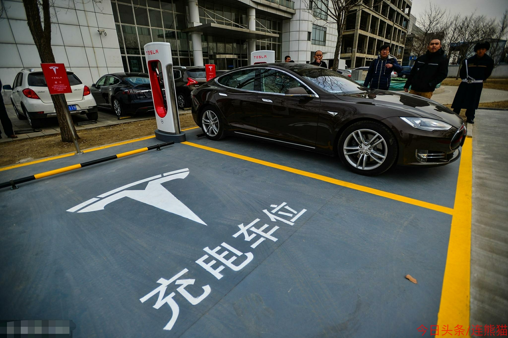 纯电动车和燃油车家用哪个好,新能源电动汽车与老年代步车区别