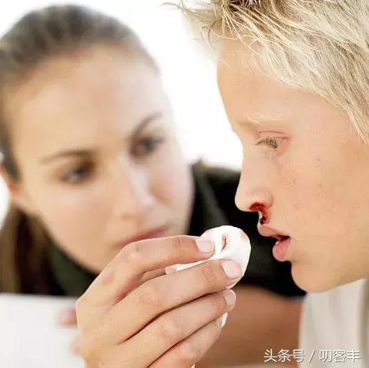 孩子流鼻血拿纸堵住一会就不流了,孩子流鼻血被血堵住了