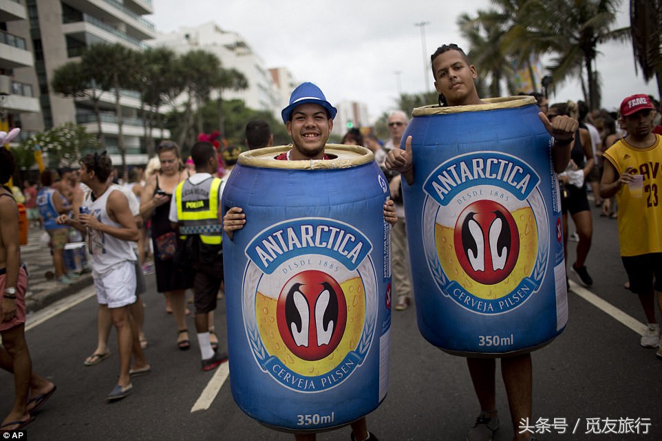 巴西的狂欢者们脱下衣服尬舞，只为下个月的狂欢节热身