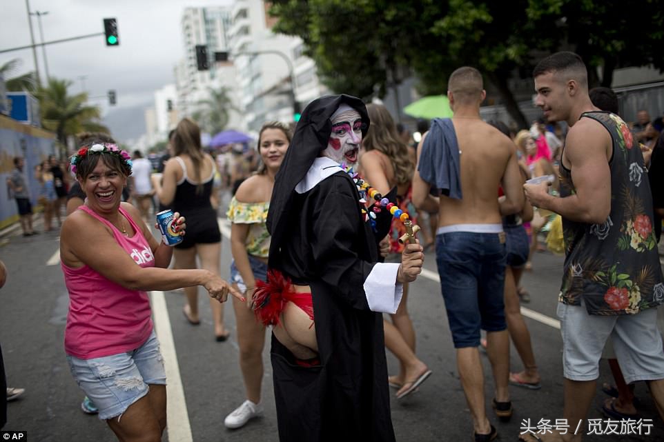 巴西的狂欢者们脱下衣服尬舞，只为下个月的狂欢节热身