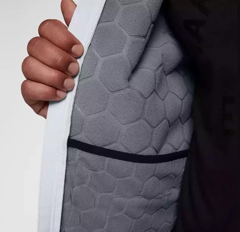 我们穿着Nike这套超保暖运动服,下雪天出门跑了三圈