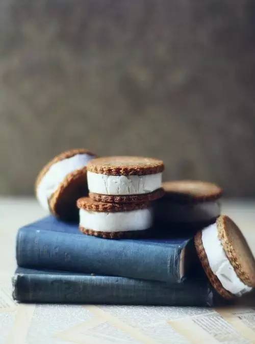 吃巧克力马卡龙冰淇淋三明治,哈根达斯牛奶太妃三明治冰淇淋