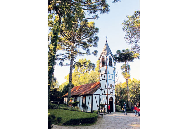 妈妈牵着女儿的手图片 (世界那么大妈妈陪你探索世界)