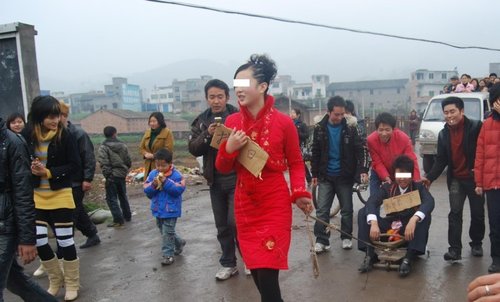 开门后新郎怒扇小姨子！不忍直视，这些低俗婚闹，是要判刑的