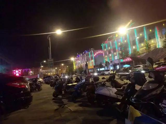 下雨的星光夜市视频大全,雨天的夜市