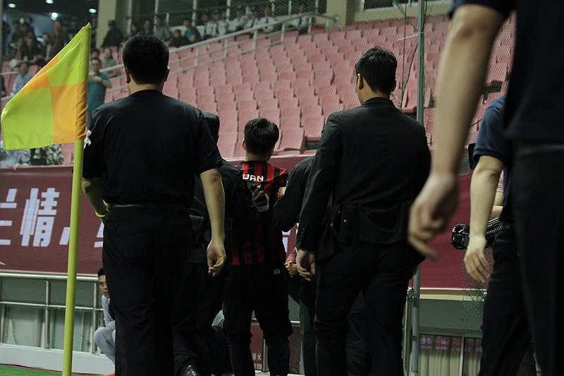 米兰中国球迷冲进场拥抱舍甫琴科!被保安无情带走*弹核**头频求情