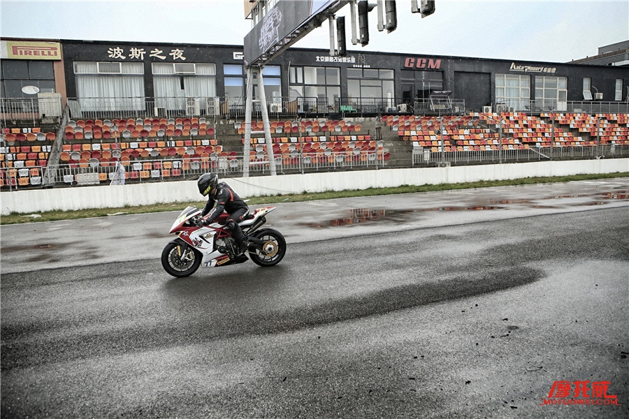 “旱鸭子与水怪”2016我是车手挑战赛首战摩托车组