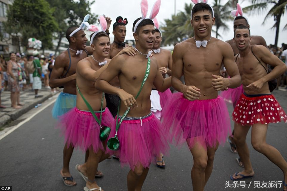 巴西的狂欢者们脱下衣服尬舞，只为下个月的狂欢节热身