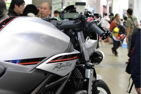 新古典派摩托车铃木SV650X