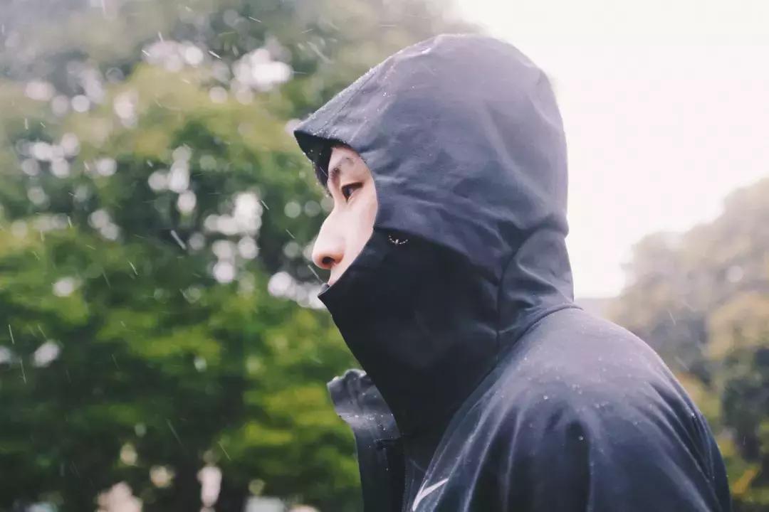 我们穿着Nike这套超保暖运动服,下雪天出门跑了三圈